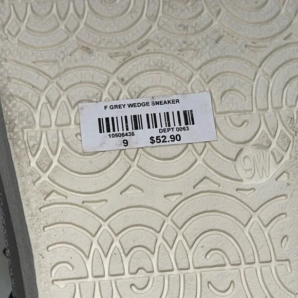 Stylish Gray High-Top Sneakers - Picture 7 of 7